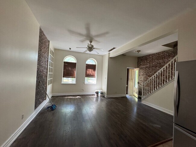 Building Photo - 2027 Russell Blvd