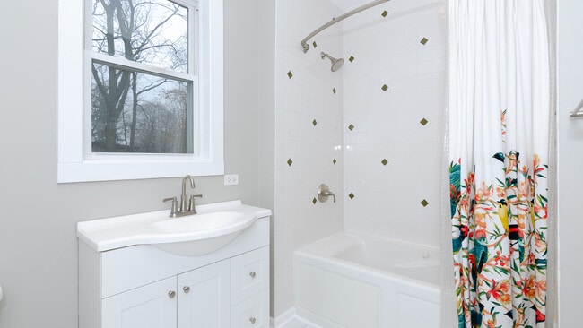 Building Photo - 2575 Waukegan Ave