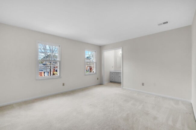Building Photo - Stylish 3BR / 2.5BA Condo in Wedgewood Townes