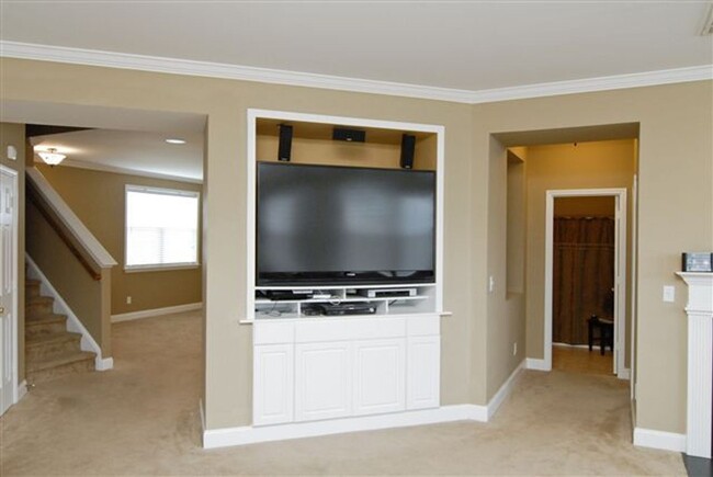 Building Photo - Large 4BR/3BA Available May 15th
