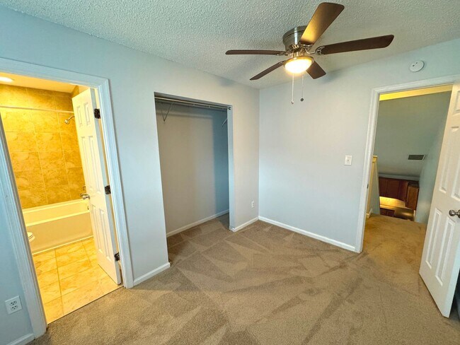 Building Photo - End unit Townhome in the heart of Chesapeake! Available Late July