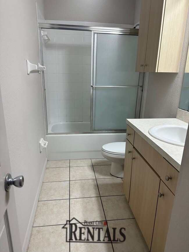 Building Photo - 3/2.5 RARE TOWNHOME NEW PAINT & CARPET