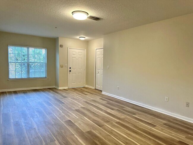 Building Photo - Freshly Updated Sunset Lake Condo (2 Bed, ...