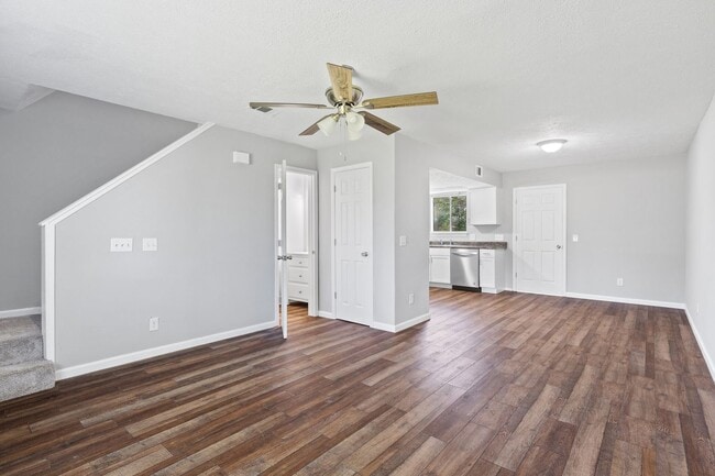 Building Photo - 2 Bedroom 1.5 Bathroom