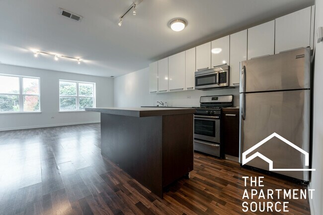 Building Photo - 1544 W Glenlake Ave