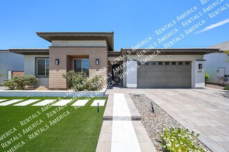 Building Photo - 1530 E San Carlos Way