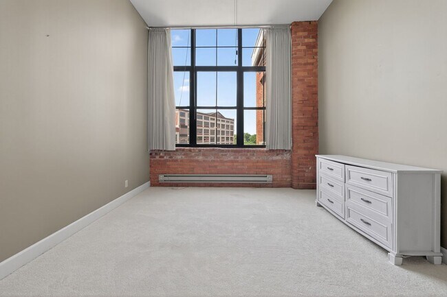 Building Photo - 526 Plum St