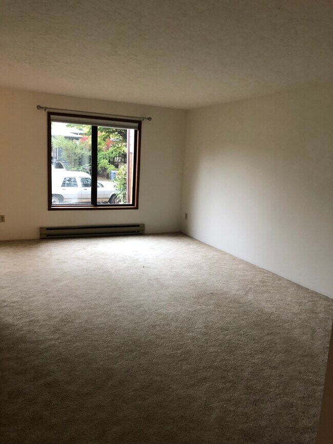 Living Room - 5902-5920 SE Milwaukie Ave