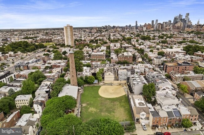 Building Photo - 858 S Front St