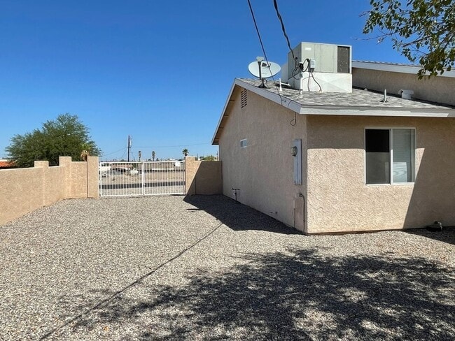 Building Photo - Move in ready, Call for a showing.