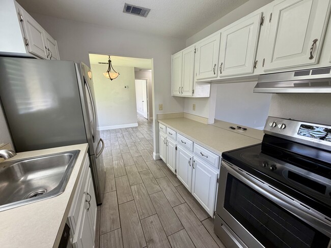 Building Photo - 1590 SE Dewberry Ct