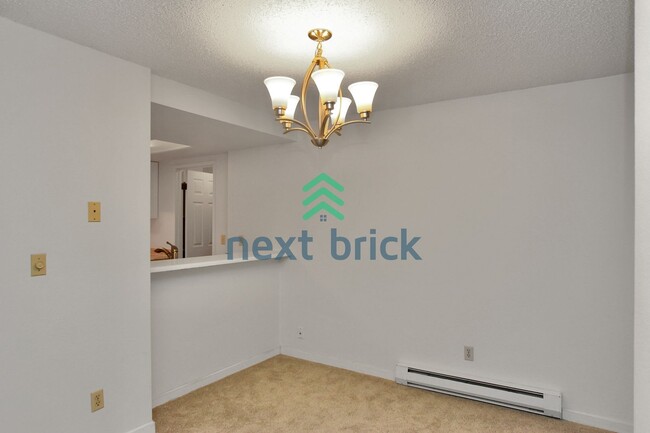 Building Photo - 2 Bed and 1 Bath Bellevue Condo is Availab...