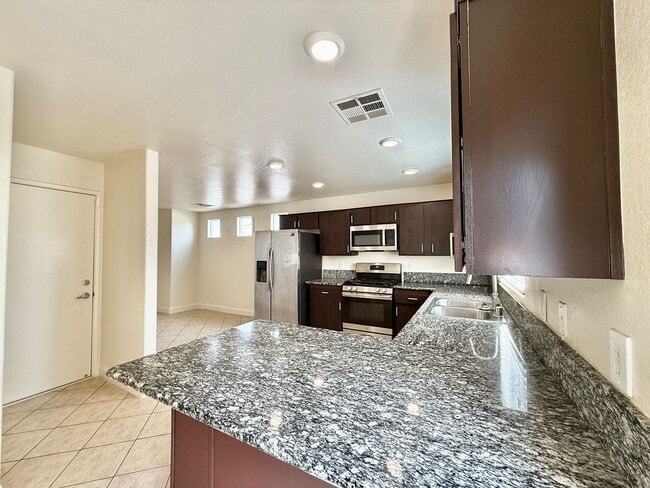 Building Photo - Stylishly Home in Gated Community – Minute...