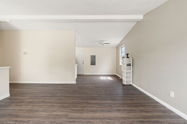 Building Photo - 400 Casad Ave