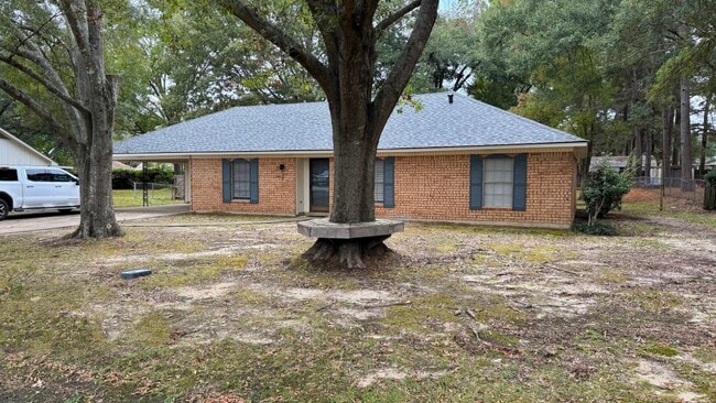 Building Photo - 105 Williamsburg Dr