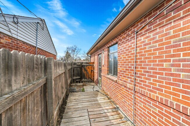Building Photo - $2,440.95, 3 bed, 1 bath located in Denver with a newly renovated kitchen and In Unit Laundry!