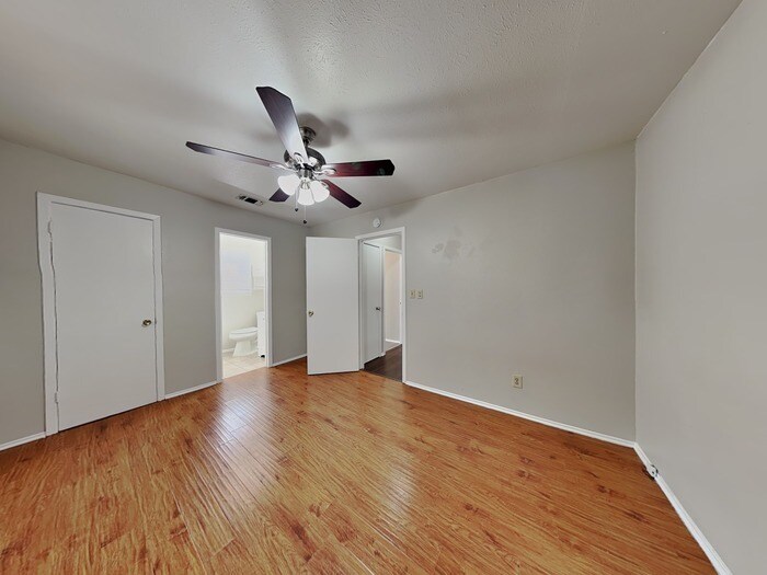 Building Photo - 1303 Carla Ave