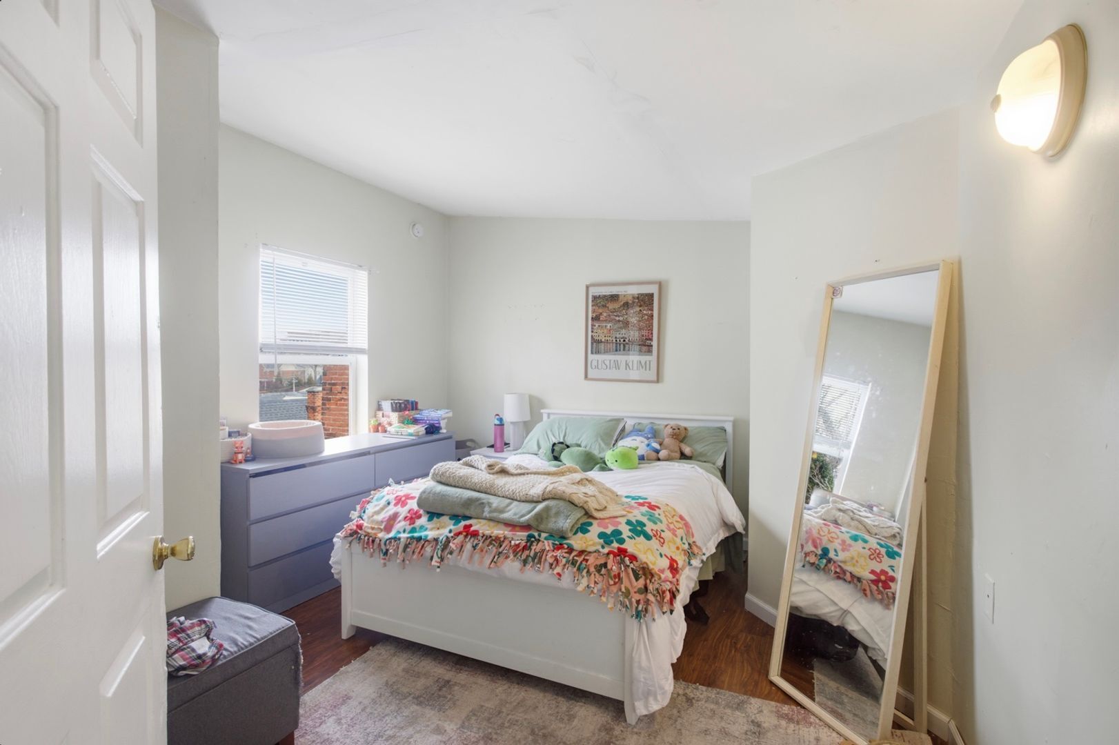 Building Photo - 122 E University Ave