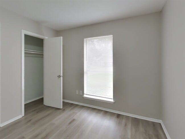 Building Photo - 2047 Lexington Woods Dr