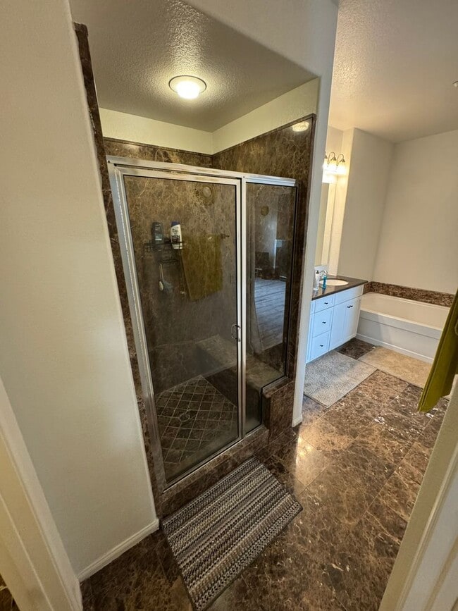 Building Photo - Spacious 2-Bedroom, 2-Bath Modern Home Loc...