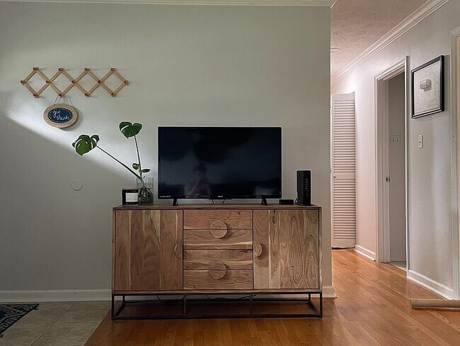Building Photo - 3564 Camelot Dr