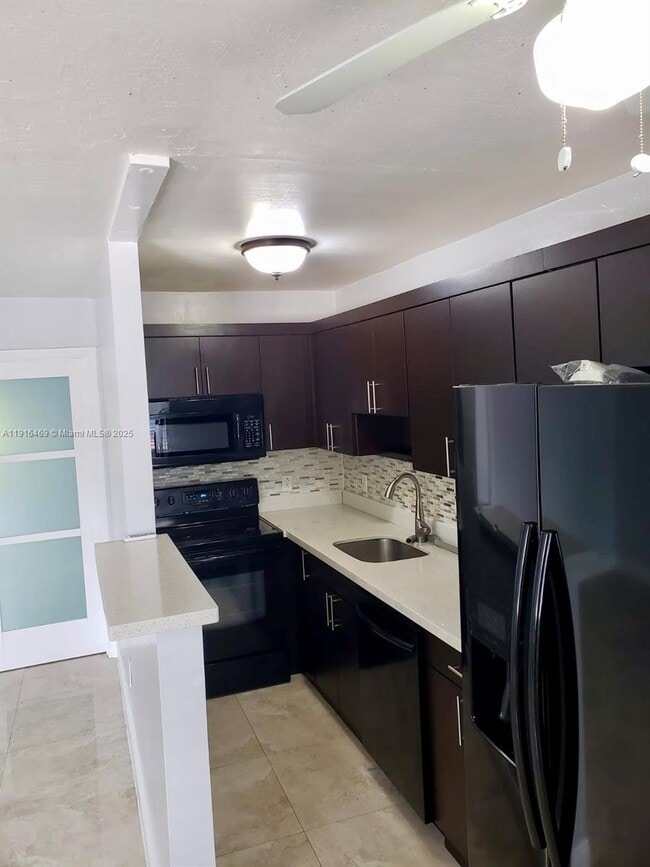 Building Photo - 1860 Venice Park Dr