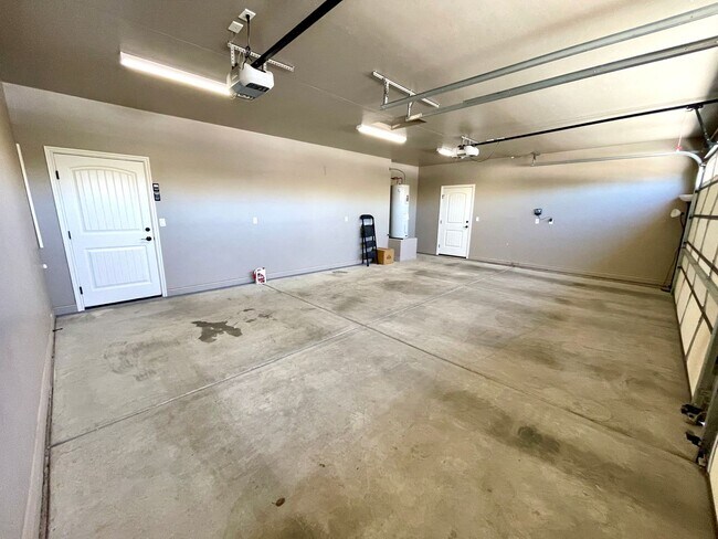 Building Photo - Beautiful 3 Bedroom Home in Central Kingman!