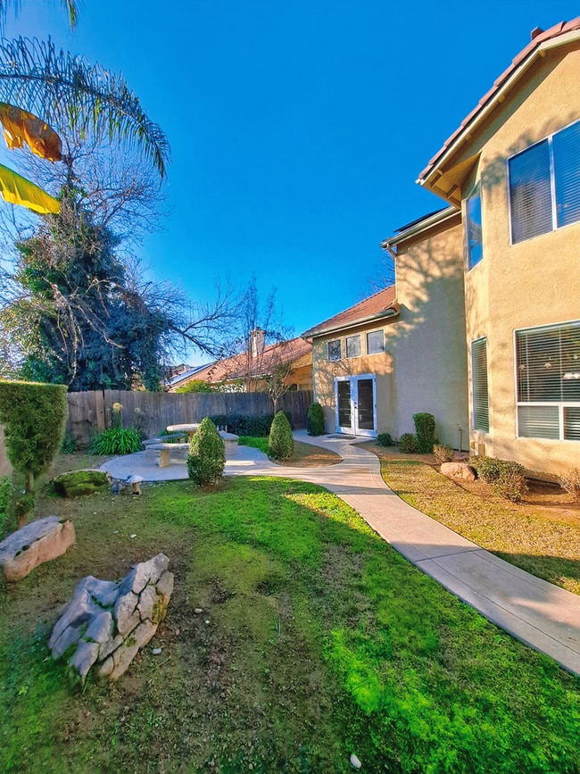 Building Photo - PRICE REDUCED TO $3450 & MOVE IN SPECIAL $450 OFF THE 1ST MONTH'S RENT – Spacious 5-Bedroom Fresn...