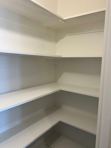 Building Photo - 2018 Kenwood Ave