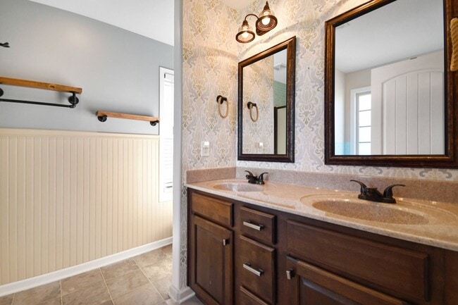 Building Photo - Pet Friendly Three Bedroom with Bonus!