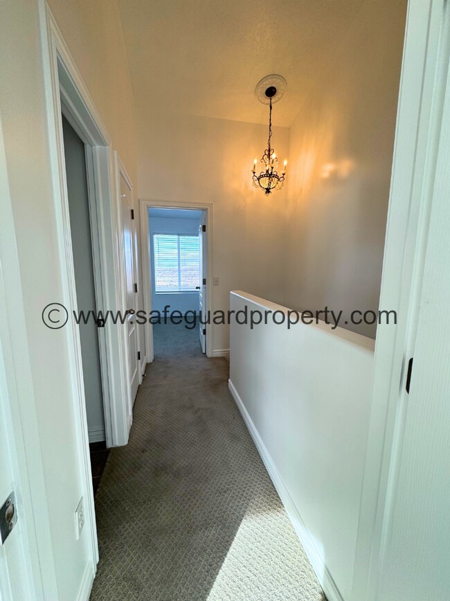 Building Photo - Amazing Draper Townhome with Mountain Views!