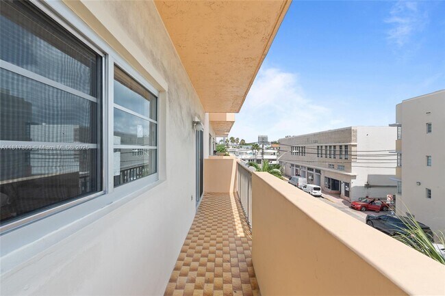 Building Photo - 1150 Collins Ave