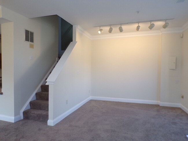 Building Photo - Odenton, 3 level twhs, end unit, Master su...