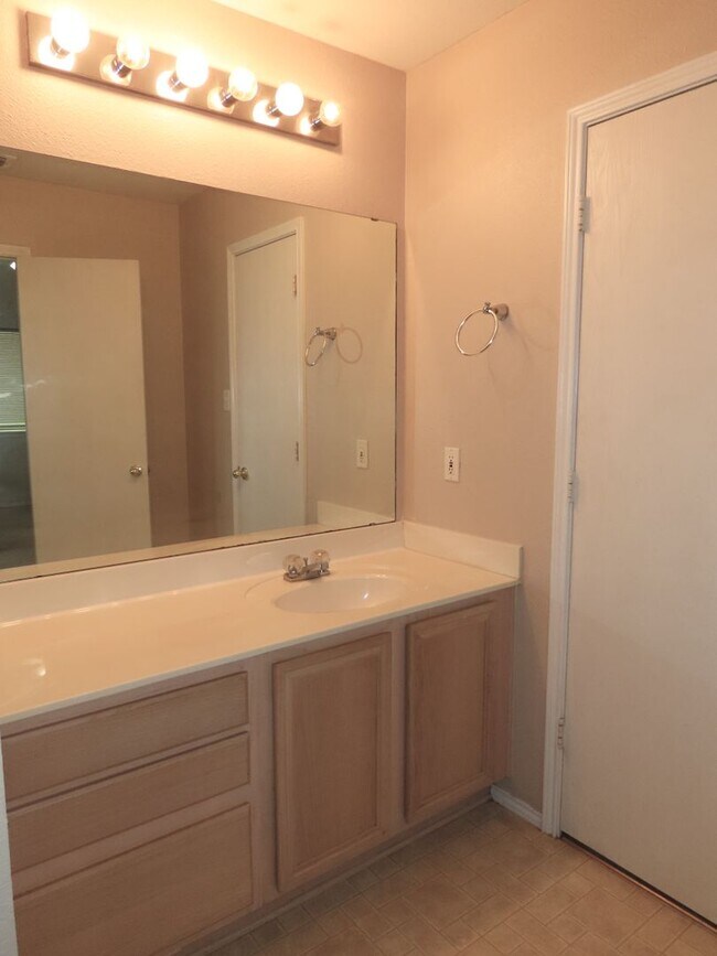 Building Photo - Charming 3 Bedroom, 2 Bath House in Flint-...