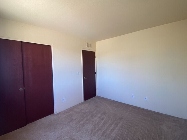 Building Photo - Very Nice 2 Bedroom Condo!!!