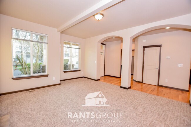 Building Photo - Great Location!