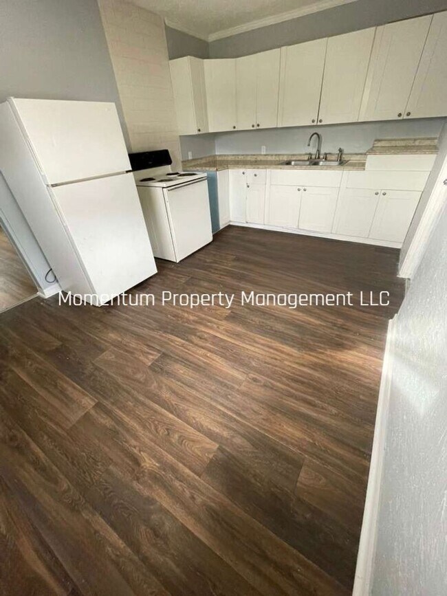 Building Photo - Cozy One Bedroom- Apply Today- FOR FREE!