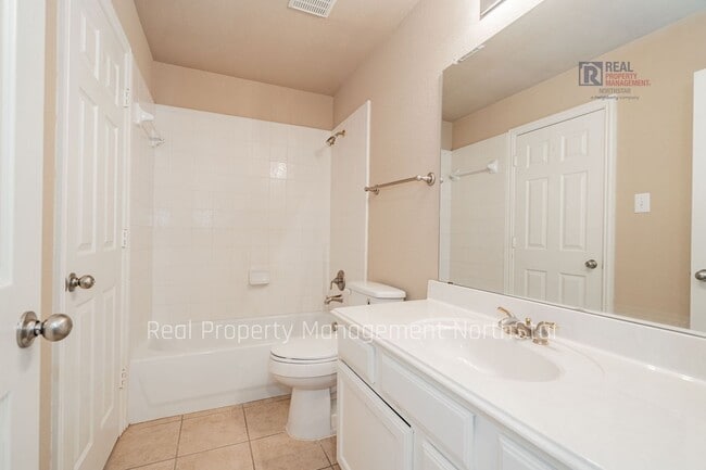 Building Photo - Lake Views, Space & Lifestyle – Ask about our move in specials!