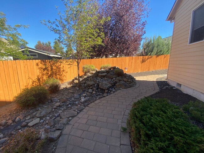 Building Photo - Single Level Charmer, SE Bend Established ...