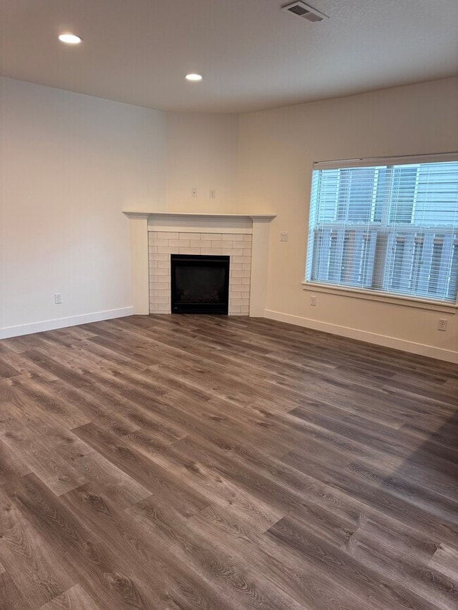Building Photo - Beautiful Home with LVP Flooring, SS Appli...
