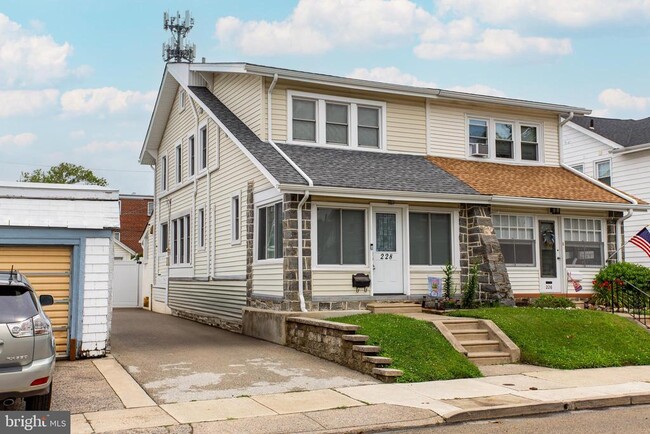 Building Photo - 228 Stanley Ave