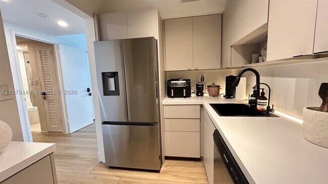 Building Photo - 2899 Collins Ave