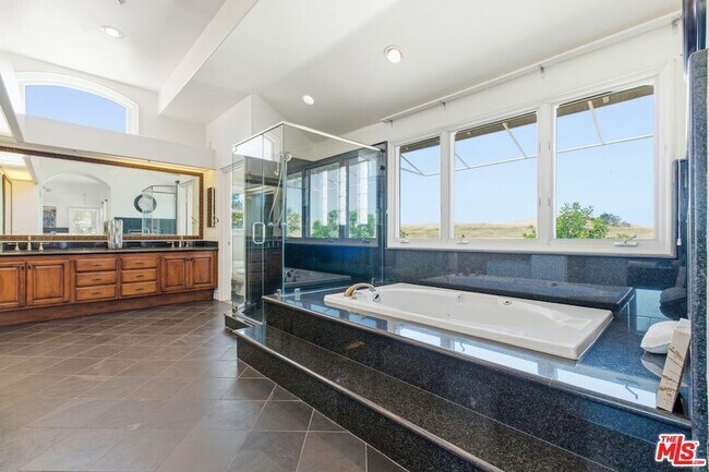 Building Photo - 6003 County Oak Rd