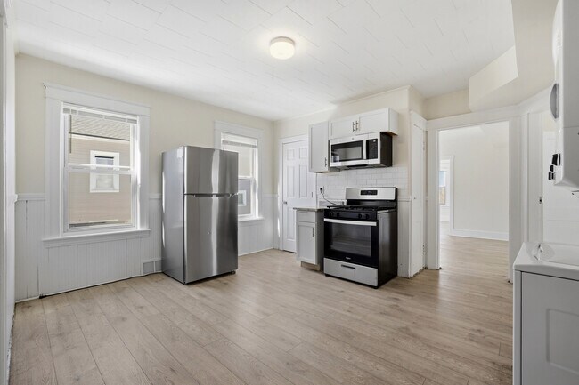 Building Photo - 12 Hillside St