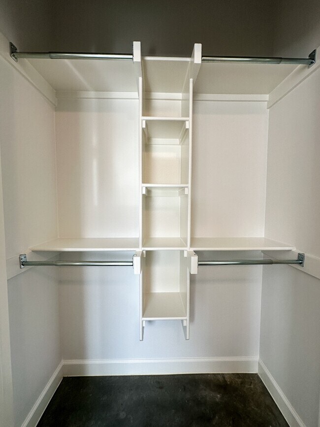 Building Photo - 1732 Rosemary Dr