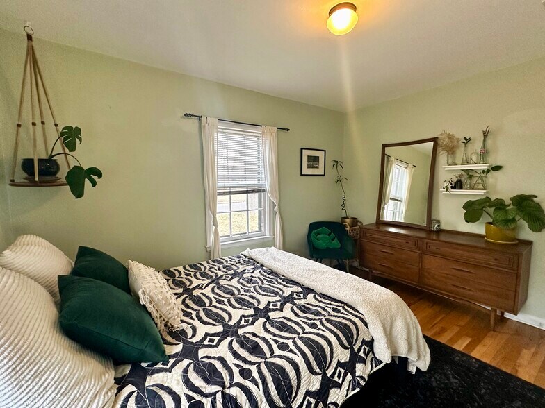 Bedroom 1 - 3131 Milwaukee St