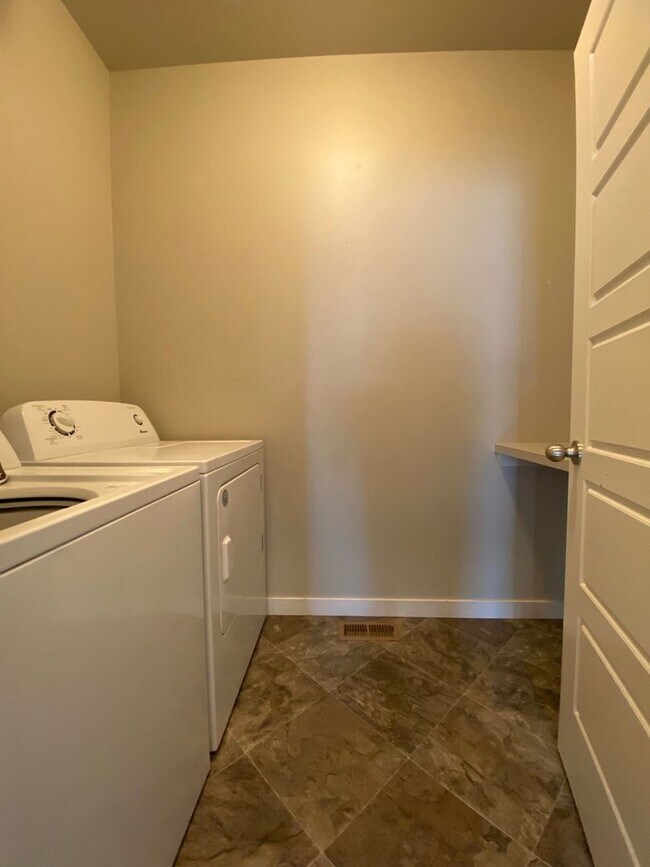 Building Photo - Newer Townhome