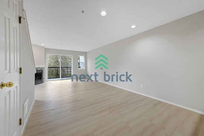 Building Photo - Charming 2-Bed Townhouse Retreat in Bothell with 2.5 Baths – Your Perfect Sanctuary Awaits!