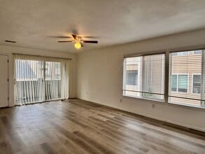 Building Photo - 3 Bed/ 2 Bath with new paint and flooring
