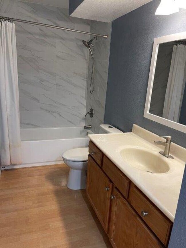 Building Photo - Gorgeous 3 Bedroom1/2 Plex in Elk Grove